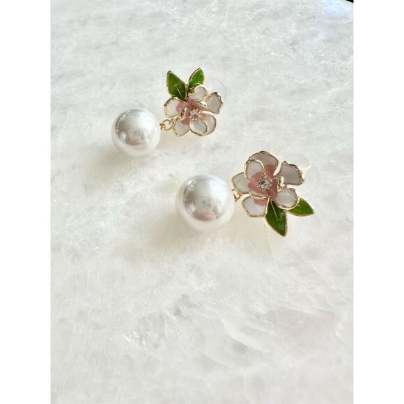 Light pink and white cherry blossom pearl dangle earrings - Picture 2 of 2
